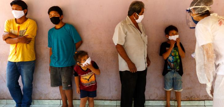 Erica Cravo, enfermera de Médicos Sin Fronteras, controla la temperatura como parte de una visita domiciliaria a una familia que permanece aislada después de que a uno de ellos le diagnosticaran COVID-19. Mato Grosso do Sul, Brasil.Diego Baravelli/MSF