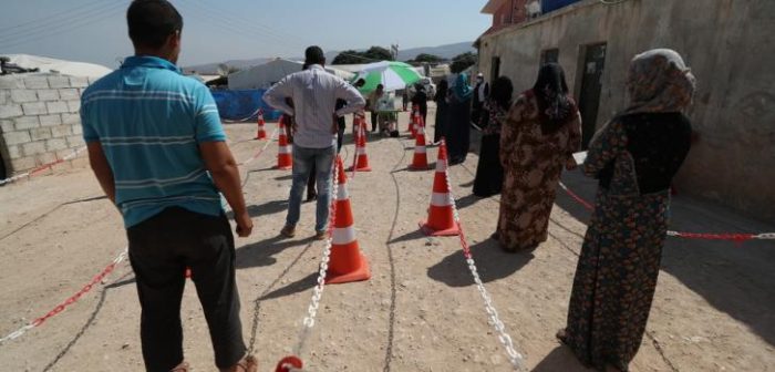 Nos comprometimos desde abril de 2020 a distribuir kits de higiene a las personas desplazadas que viven en campos en el noroeste de Siria. Desde entonces, los equipos han distribuido más de 63.000 kits de higiene, incluidos artículos como jabón y detergentes, a más de 26.000 familias desplazadas en varios campamentos en la gobernación de Idlib y el norte de Alepo.MSF