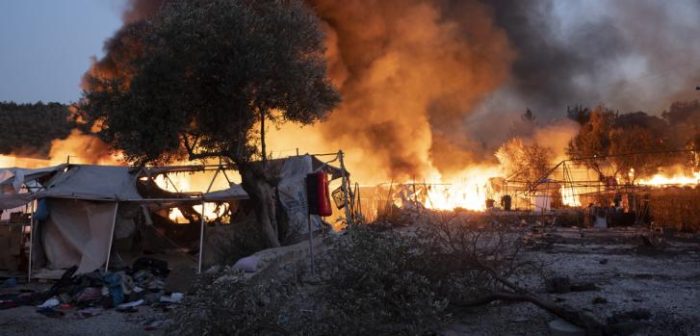 El campo de refugiados de Moria en la isla de Lesbos, Grecia, se quemó hasta los cimientos tras varios incendios que comenzaron la noche del 8 de septiembre de 2020 y se extiendieron hasta el día siguiente.Enri CANAJ/Magnum