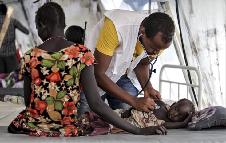 Personal de MSF examina a un paciente en la unidad de internación de Médicos Sin Fronteras en la ciudad de Pibor, Sudán del Sur. 7 de septiembre de 2020.