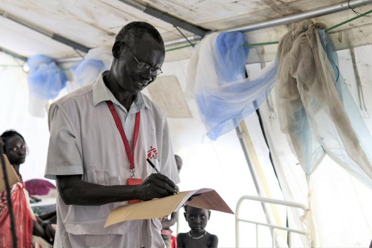 Personal de Médicos Sin Fronteras (MSF) actualiza la tarjeta de un paciente en la unidad de hospitalización de MSF en la ciudad de Pibor, Súdan del Sur. 7 de septiembre de 2020.