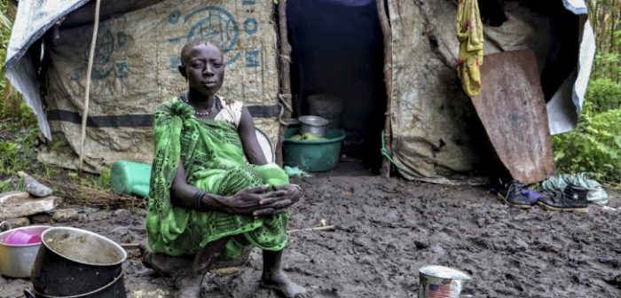 Una mujer joven sentada frente a su refugio en Lukurunyang después de que las fuertes lluvias destruyeran sus cultivos. Una clínica móvil de Médicos Sin Fronteras brinda atención médica vital en Lukurunyarg después de que las inundaciones hicieran intransitables las carreteras. 7 de septiembre de 2020, Sudán del Sur.Tetiana Gaviuk/MSF