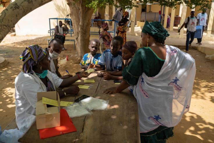 Lalla Touré, de Boureim Inaly, llevó a vacunar a su hija contra el sarampión en Tumbuctú, Mali.