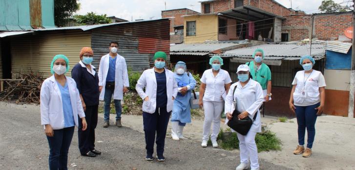 El personal de la Unidad de Salud de Concepción, Equipo Comunitario y Médicos Sin Fronteras al finalizar la jornada de vacunación en la comunidad de Concepción en San Salvador, El Salvador.Alejandra Sandoval/MSF