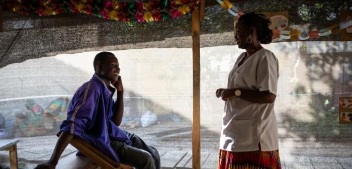Una psicóloga de Médicos Sin Fronteras (MSF) habla con Jacques Dounya, quien fue amputado en 2017 después de un accidente de motocicleta en Yaundé, Camerún. Como no podía pagar un hospital, viajó hasta Maroua para recibir tratamiento en el Hospital General de Maroua con el apoyo de MSF. Después de la amputación cayó en una depresión: "La gente piensa que eres la mitad de un hombre, que no puedes trabajar o ganarte la vida". Desde entonces, ha recibido apoyo psicosocial de MSF.
Patrick Meinhardt