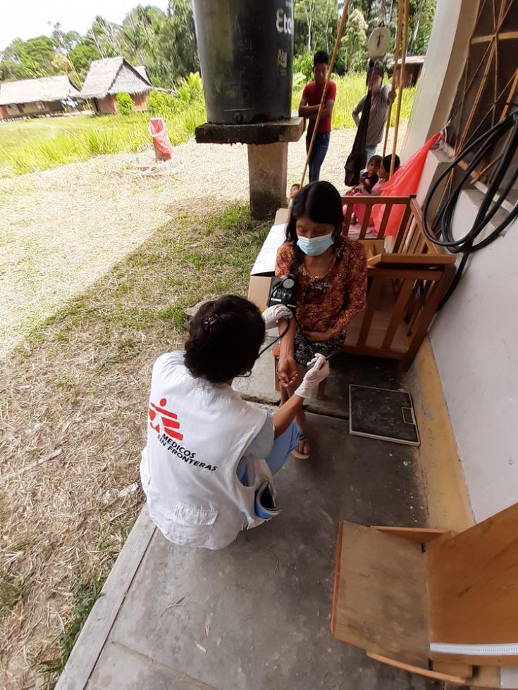 Nuestra enfermera tomando la presión arterial a una person en el puesto de salud. Nuestros equipos estaban apoyando al personal del Ministerio de Salud provincial.