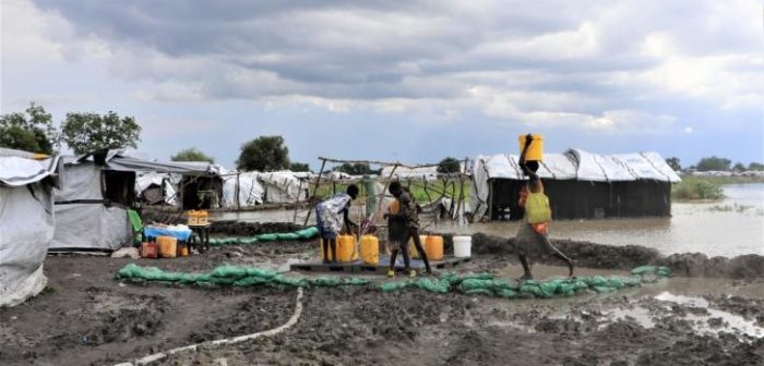 Las personas recogen agua del centro de tratamiento de agua de Médicos Sin Fronteras en la ciudad de Pibor, en el área administrativa del Gran Pibor, Sudán del Sur.MSF/Tetiana Gaviuk