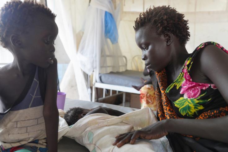 Yayai Logain con sus hijos en la clínica de Médicos Sin Fronteras en la ciudad de Pibor, Sudán del Sur.