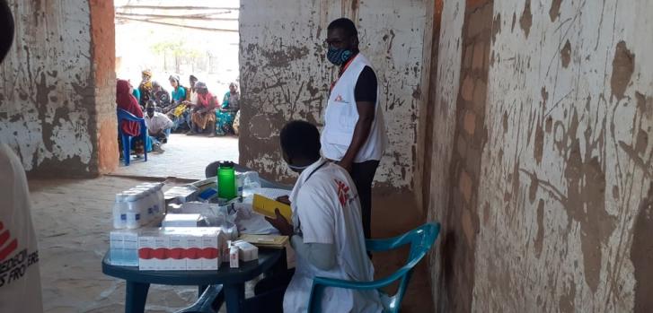 La clínica móvil de Médicos Sin Fronteras (MSF) en Impire Village se inauguró en septiembre para responder a las crecientes necesidades de los desplazados internos y las comunidades de acogida. En esta imagen, los equipos de MSF se preparan para responder a las consultas médicas en la escuela primaria local en Impire Village, que fue ofrecida por la comunidad para uso de MSF.MSF