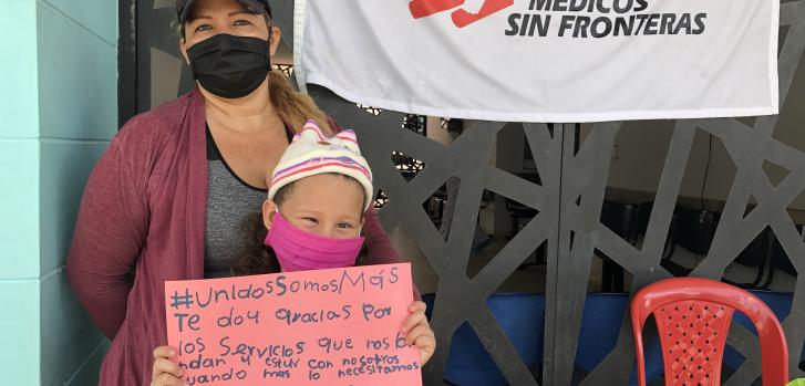 "Te doy gracias por los servicios que nos brindan y estar con nosotros cuando más lo necesitamos", dice el cartel que sostiene Yulieth Gomez R., un mensaje encmarcado en nuestra campaña "Unidos somos más".MSF