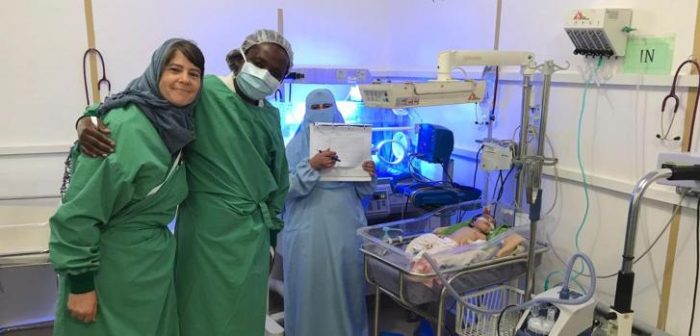 Parte del equipo de Médicos Sin Fronteras junto a un bebé recibiendo tratamiento con oxígeno en Yemen.Alison Moebus / MSF
