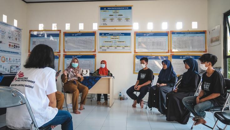 Partera de Médicos Sin Fronteras con un grupo de adolescentes en Indonesia