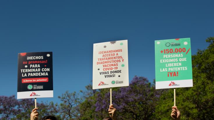 Reclamo institucional frente a la embajada de Estados Unidos para exigir la exención de patentes de vacunas, pruebas y tratamientos contra el COVID-19.