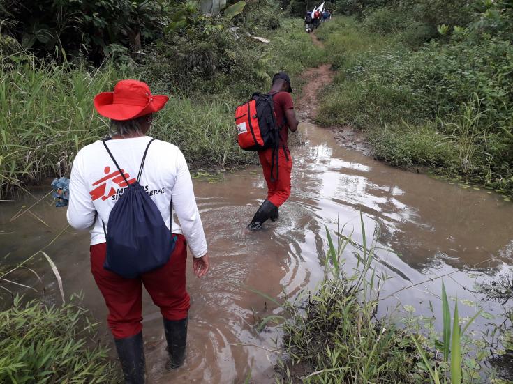 Equipo de MSF caminando por un sendero inundado para llegar a la vereda Tazdam, en Nariño, Colombia