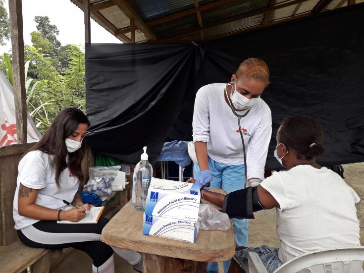 Personal de MSF atendiendo a la comunidad de la vereda Brisas de Muñambi en Nariño, Colombia