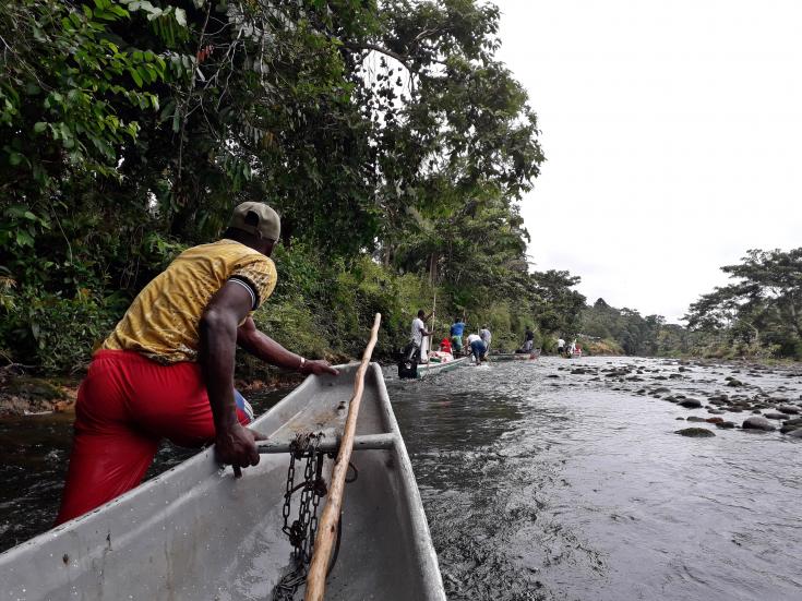 Personal de MSF empujando una lancha por el río Piri, Nariño, Colombia