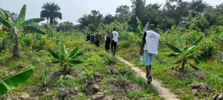 Equipo de salud de MSF en Liberia visitando a una comunidad