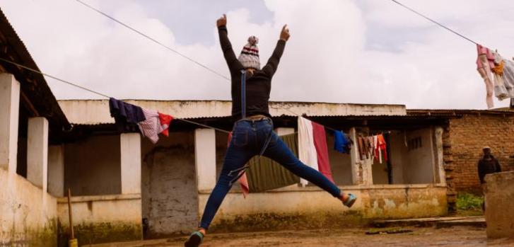 Una trabajadora sexual en Malawi celebra haber dado negativo en el test de VIH luego de una visita del personal de MSF donde le ofrecieron la prueba de diagnóstico del virus en su hogar.Isabel Corthier/MSF
