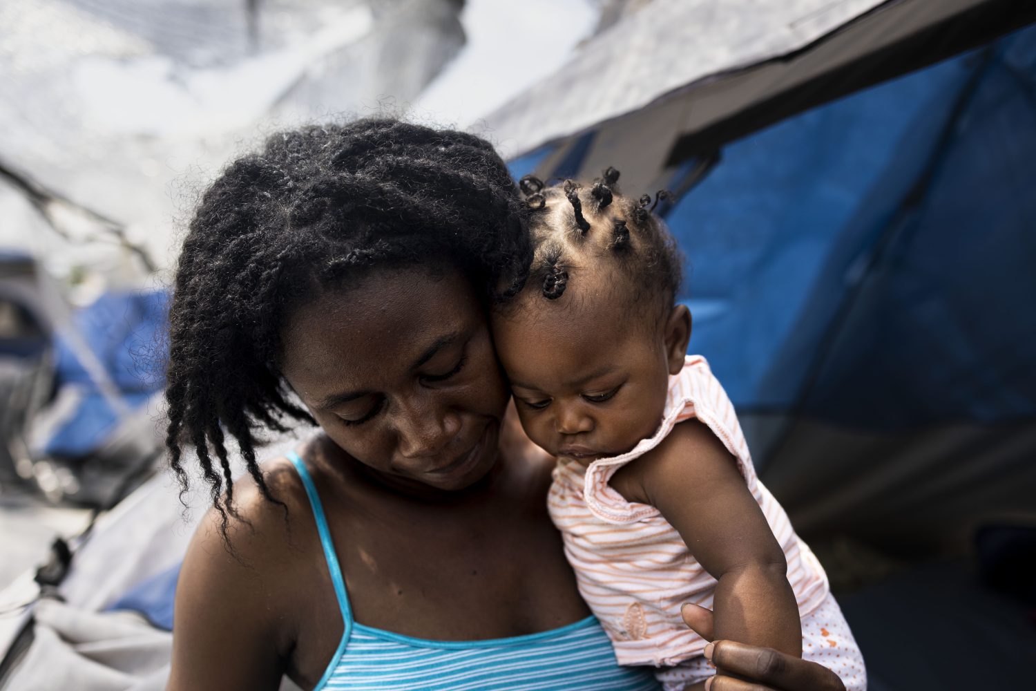 Dalila, de 29 años, y su hija de seis meses, Blandina, viven en el albergue para migrantes "Senda de Vida" en Reynosa, México. Ella y su marido decidieron buscar seguridad y dignidad en Estados Unidos, pero aún conseguido cruzar la frontera. Yael Martínez/Magnum.