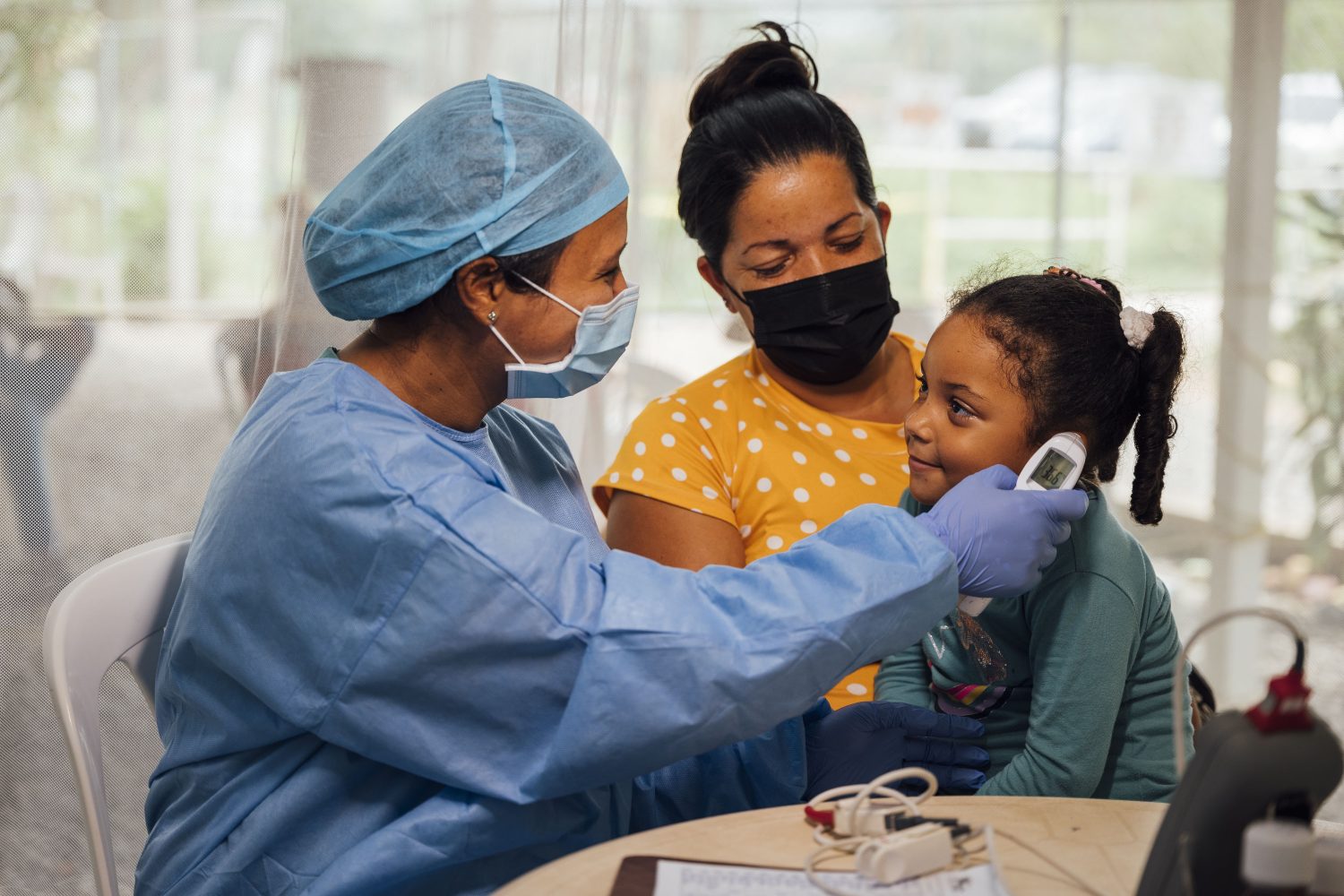 Imagen de archivo del 6 de mayo de 2022: La enfermera Erika Rodríguez examina a una niña pequeña que fue traída a nuestro centro ambulatorio en Anzoátegui, Venezuela © Peter Bräunig.
