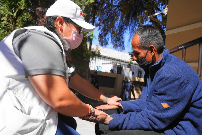 Un paciente de nuestro Centro de Atención Integral (CAI) había sido torturado con cortes repetidos en el brazo, en la mano. Tenía un problema muy serio de movilidad. Una enfermera de nuestra organización lo asiste a las afueras de un albergue para personas migrantes en Piedras Negras, en el estado de Coahuila, MéxicoYesika Ocampo/MSF.