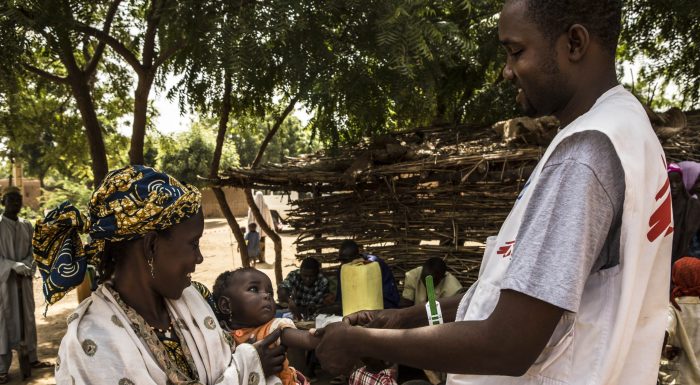En 2013, MSF y el Ministerio de Salud implementaron conjuntamente por primera vez en Níger la quimioprevención de la malaria estacional, una estrategia que consiste en administrar un tratamiento antipalúdico completo durante el pico estacional de malaria a niños de entre 3 y 59 meses de edad