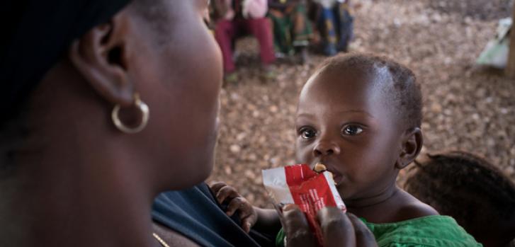 Una madre alimenta a su bebé con un alimento terapéutico preparado para tratar la malnutrición, a base de pasta de maní.Diana Zeyneb Alhindawi/MSF