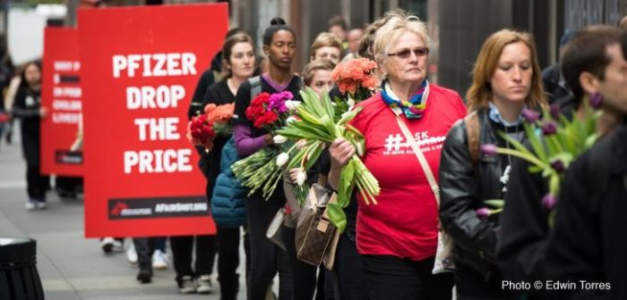 El 27 de abril de 2016, miles de voluntarios de Médicos Sin Fronteras (MSF) marcharon en Nueva York para exigirle al laboratorio Pfizer que reduzca el precio de la vacuna contra la neumonía. Edwin Torres