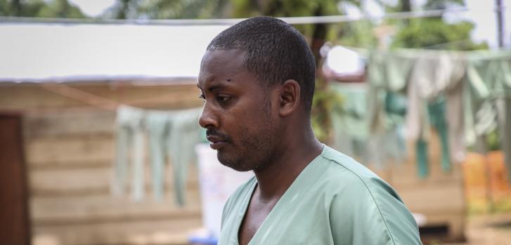 Alpha Diallo, de Guinea, supervisando las actividades de agua y saneamiento en un centro de tratamiento de Ébola de MSF en Kivu Norte, en la República Democrática del Congo.MSF