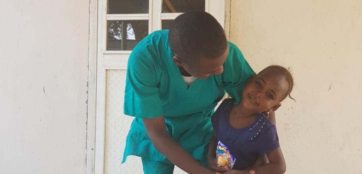 El enfermero nigeriano Bakar y la pequeña.MSF