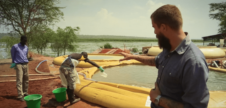 Nuestro compañero Craig Kenzie es líder de equipo de agua y saneamiento en el campo de refugiados de Palorinya, Uganda. En la foto se ve cómo el equipo de expertos en agua y saneamiento están poniéndole cloro a los tanques para seguir con el proceso de purificación del agua. ©MSF