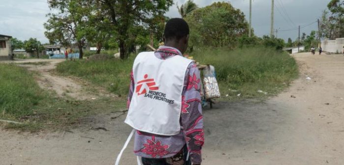 El promotor de salid Domingos Sampaio visita las casas en el barrio de Inhamizua para poder brindar acceso a agua potable tras el ciclón Idai. 
Giuseppe La Rosa/MSF