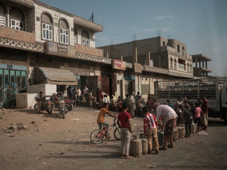 Hombres y niños hacen cola para recibir combustible en Yemen