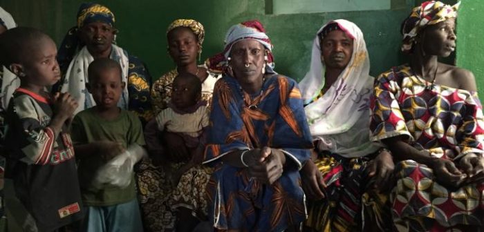 Pacientes esperando ser atendidos por Médicos Sin Fronteras (MSF) en una clínica móvil en Diafarabé, al oeste de Tenenkou. Lamine Keita/MSF