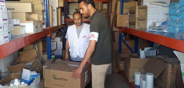 Personal de MSF donando suministros médicos al hospital general de Bani Walid.