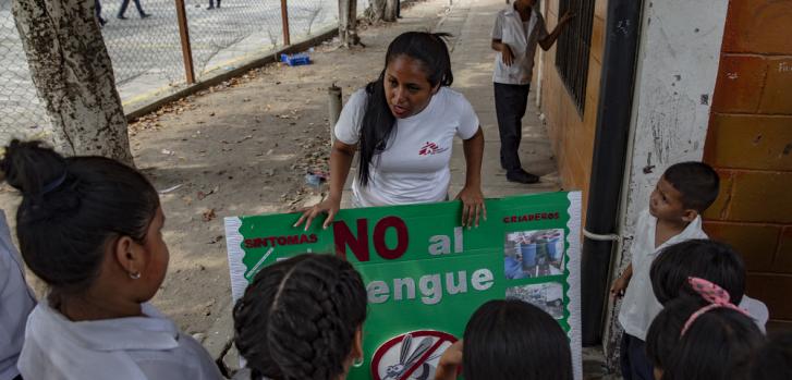 Una de nuestras compañeras charla con varios niños en la escuela del vecindario La Lopez, en Choloma (Honduras). Aquí Médicos Sin Fronteras (MSF) trabaja para prevenir la propagación del dengue y eliminar las fuentes de infección. Francesca Volpi