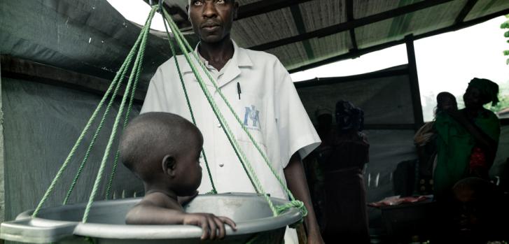 Un médico está pesando a un niño pequeño en el centro de salud de Miandja. Este niño sufre de desnutrición y, gracias a la clínica móvil de MSF, puede recibir tratamiento.MSF