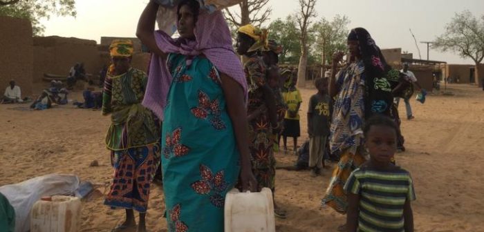 En Mondoro, MSF distribuyó artículos de primera necesidad y brindó asistencia médica y psicosocial a las personas desplazadas que huían de los ataques en la aldea de Bouldé.Lamine Keita/MSF