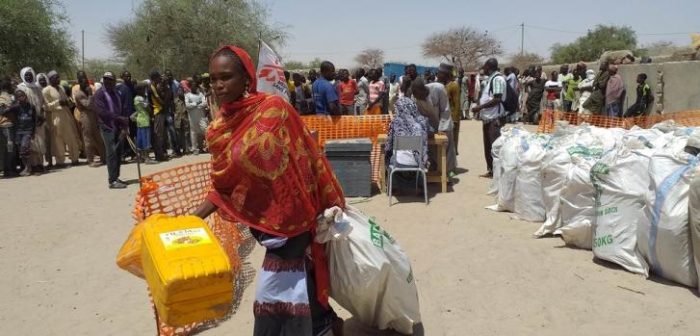 Una mujer en una distribución de ayuda de Médicos Sin Fronteras (MSF).Souleymane Ba/MSF