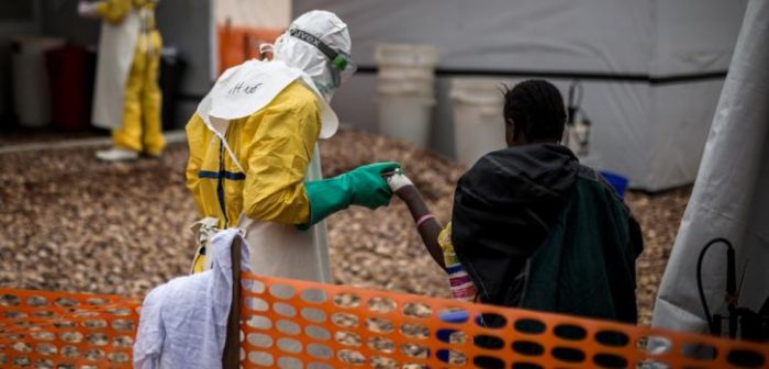 Un trabajador de MSF asiste a un paciente de Ébola en el Centro de Tratamiento de Ébola apoyado por MSF. Foto tomada el 4 de noviembre 2018 en Butembo.John Wessels