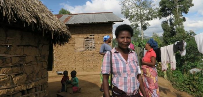 Helen, trabajadora de salud de MSF, llega a las comunidades en el barrio de Masingira.
Caroline Frechard/MSF