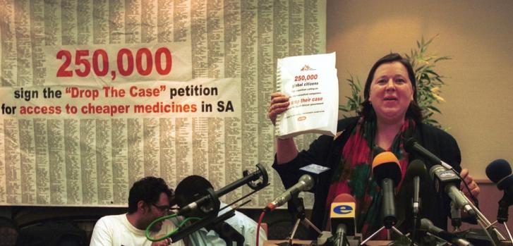Ellen 't Hoen habló en una conferencia de prensa de MSF, Oxfam, Cosatu y la Campaña de Acción para el Tratamiento. Pretoria, Sudáfrica, 19 de abril de 2001. 
Lori Waselchuk