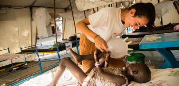 La enfermera de MSF Bárbara García y la pequeña Nyamach juegan en una habitación de nuestro hospital en Ulang, en el noreste de Sudán del Sur. Igor G.Barbero/MSF