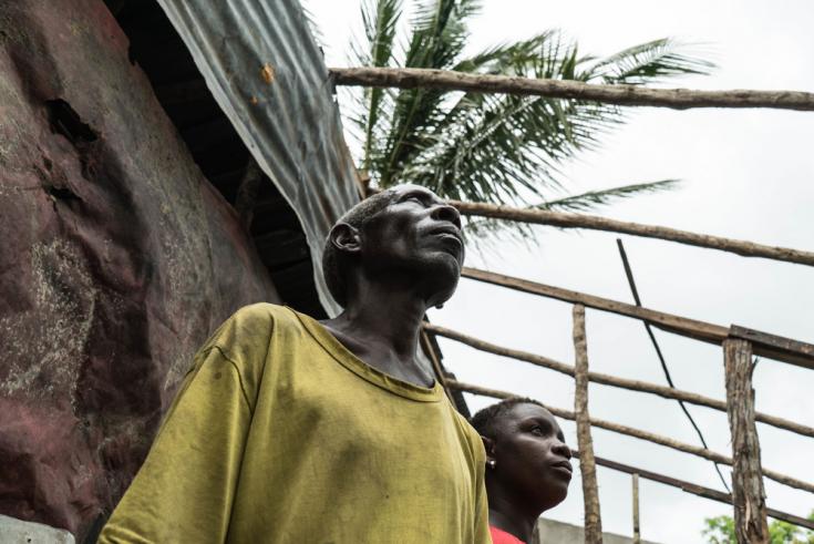 Familia sobreviviente al ciclón en Mozambique