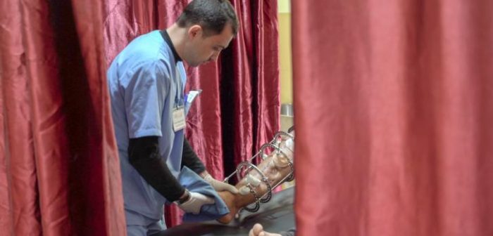 Un profesional de MSF en nuestra clínica en Gaza, 27 de Marzo 2019.Simon Rolin