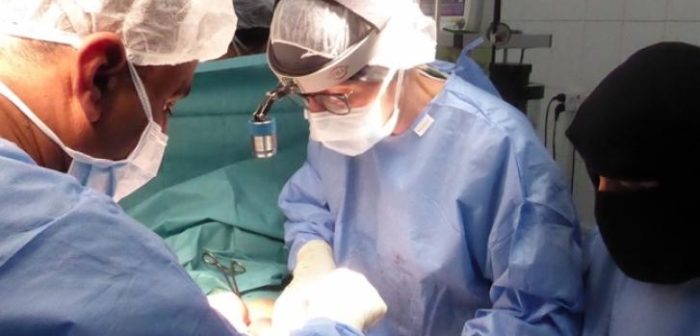 La doctora Hella Hutin y su equipo durante una operación en el hospital de Jamir, Yemen.