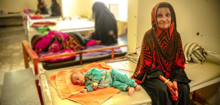 El nieto de Aisha, Hamoudi Saleh, tiene desnutrición y está hospitalizado en el centro de alimentación terapéutica del Hospital Rural de Abs, gestionado por MSF.Mohammed Almahdi/MSF