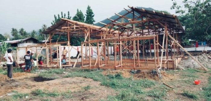 Clínica comunitaria en construcción en el distrito de Sigi, Baluase. Foto tomada el 20 de octubre de 2018.
 Yan Debri Syauta/MSF