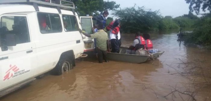 Personal de MSF y sanitarios locales se disponen a desplazarse en barco en Bangula, una orilla del río Shire que ha quedado inundada. Se dirigen hacia Makhanga para realizar consultas médicas a la población afectada, 23 de marzo.MSF