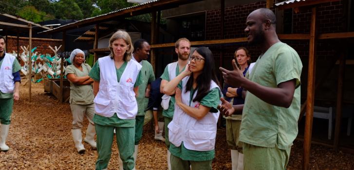 La presidenta internacional de Médicos Sin Fronteras (MSF), Joanne Liu, durante una visita a nuestro centro de tratamiento de pacientes de Ébola en Katwa, en República Democrática del Congo (febrero de 2018).Alexander Wade/MSF